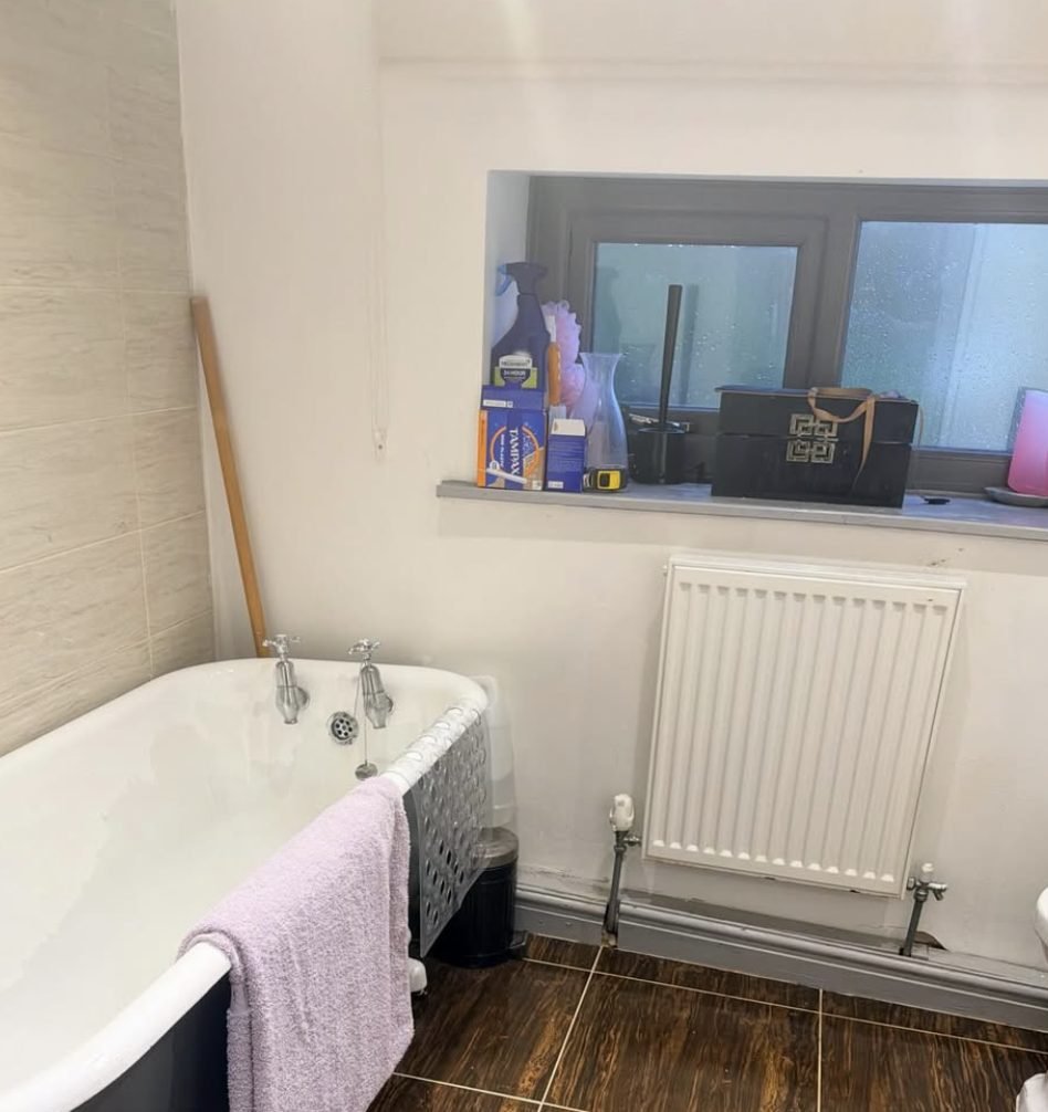 Bathroom deep clean after cleaning by Crystal Cleaners