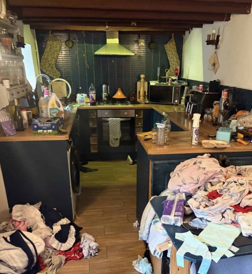 Kitchen deep clean before Crystal Cleaners cleaned it
