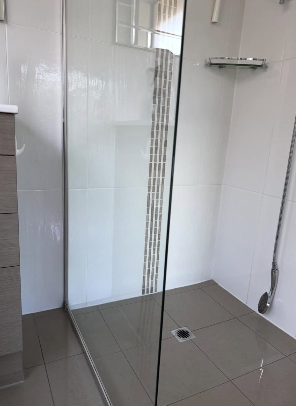 Shower enclosure and screen descaled and polished